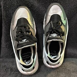 Nike Huaraches - Black and Gray Lifestyle Sneakers